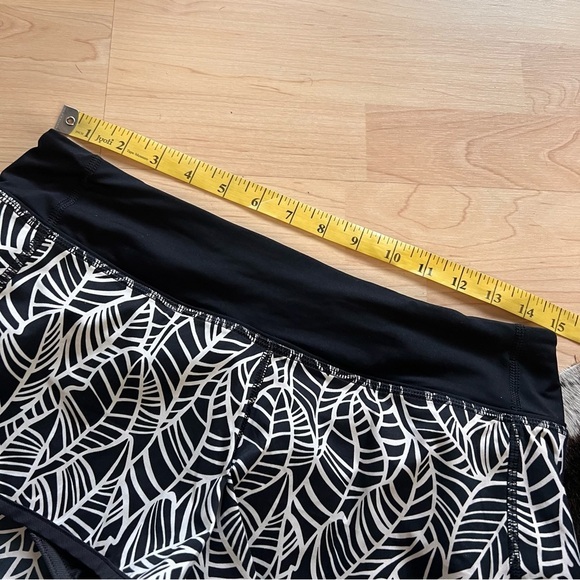 LULULEMON Speed Up Shorts‎ 3” In Pretty Palm Black Angel Wing Black Size 6 - Picture 9 of 10